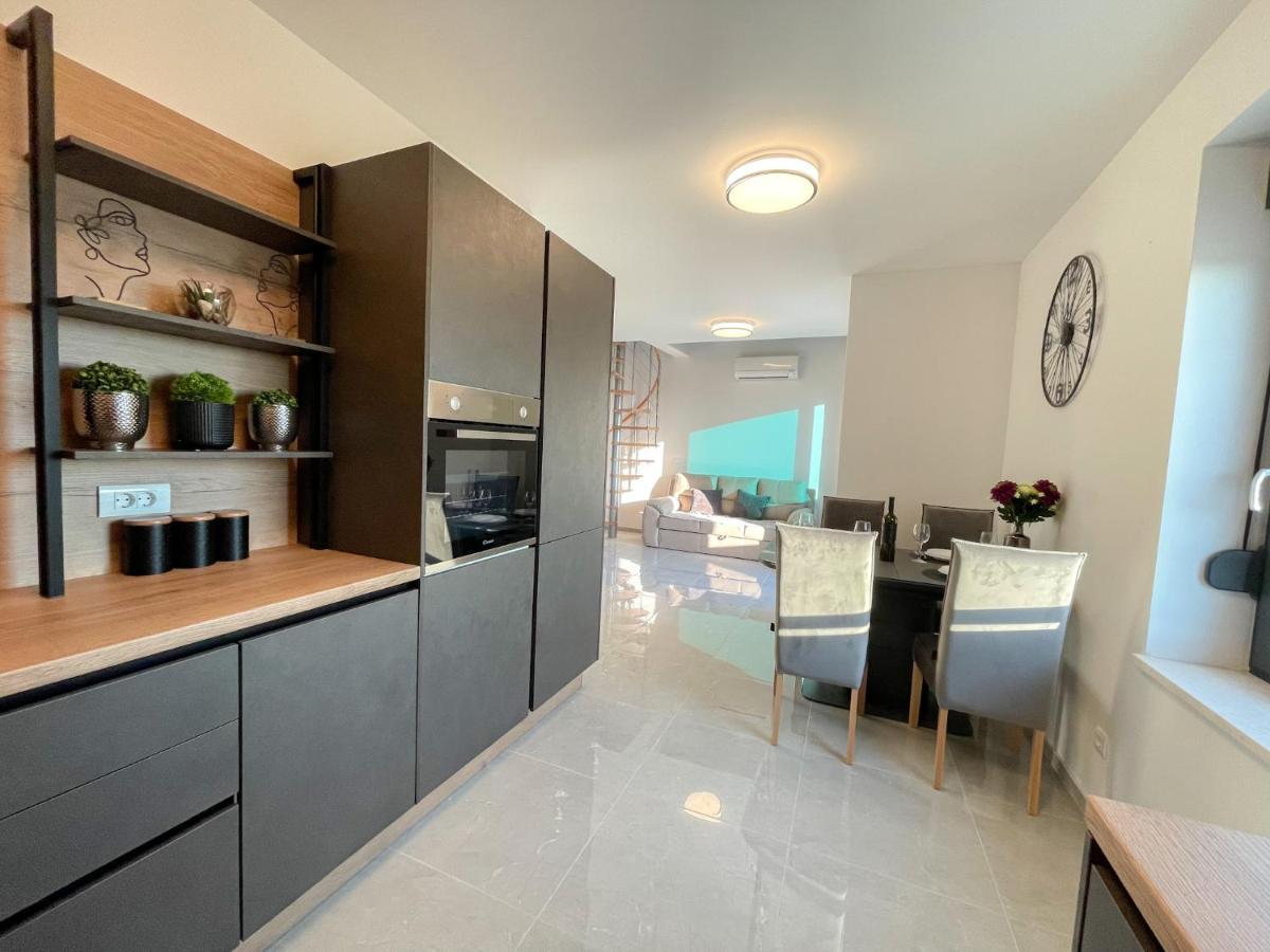 Apartment Anchora - Near Family-Friendly Beach Pjescana Uvala Exterior photo