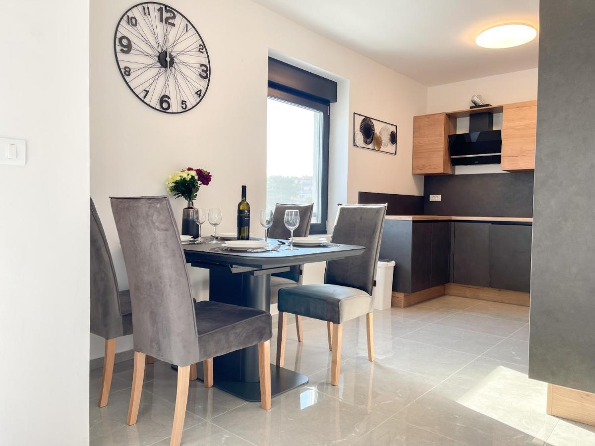 Apartment Anchora - Near Family-Friendly Beach Pjescana Uvala Exterior photo