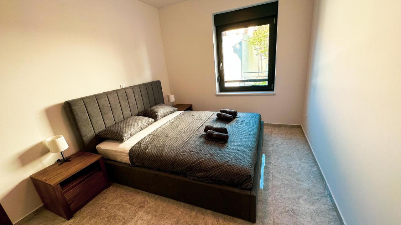 Apartment Anchora - Near Family-Friendly Beach Pjescana Uvala Exterior photo